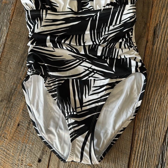 La Blanca Black and White Women's Halter One-Piece Swimsuit Size 8 - Picture 3 of 11